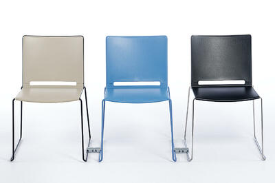 Mit dem optional erhältlichen Stuhlverbinder können feste Stuhlreihen gestellt werden